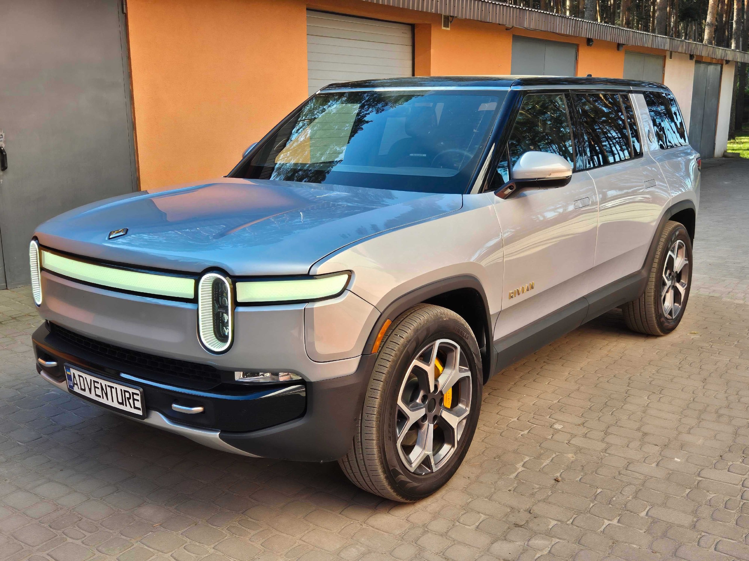 Rivian R1S Adventure — фото 1