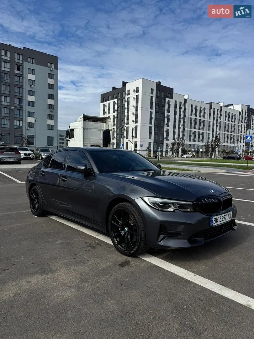 BMW 330i — фото 1