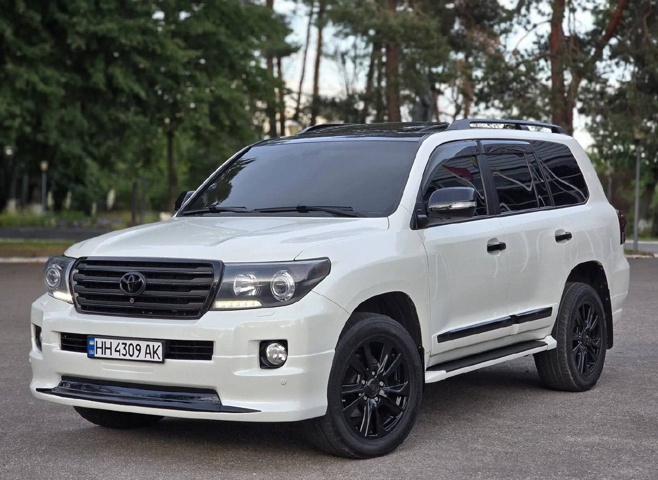 Toyota Land Cruiser 200 — фото 1