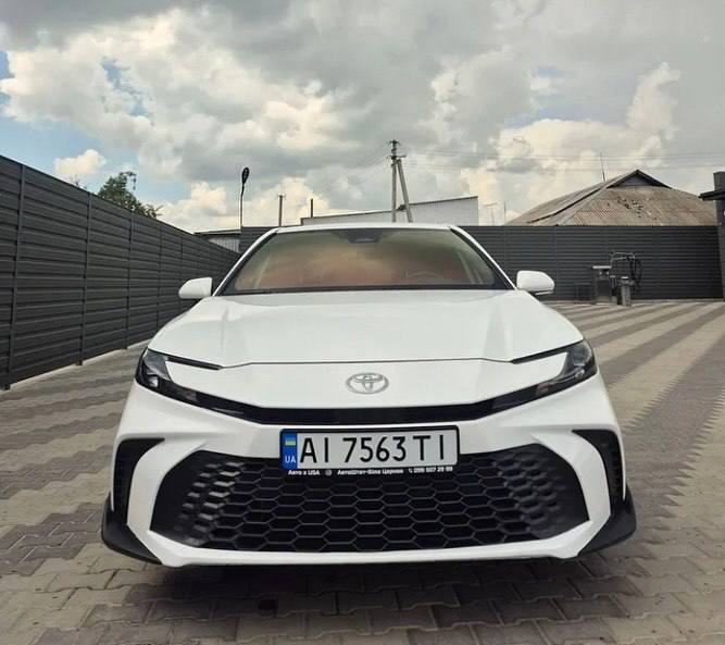 Toyota Camry — фото 1