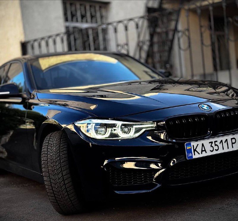 BMW 330i — фото 1