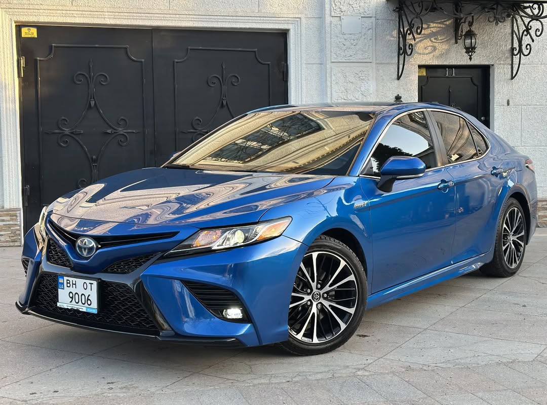 Toyota Camry — фото 1