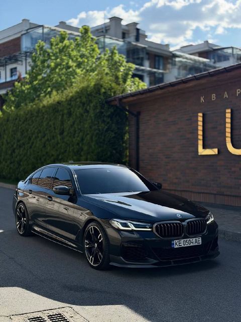 BMW M550i — фото 1