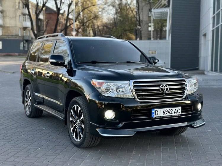 Toyota Land Cruiser 200 — фото 1