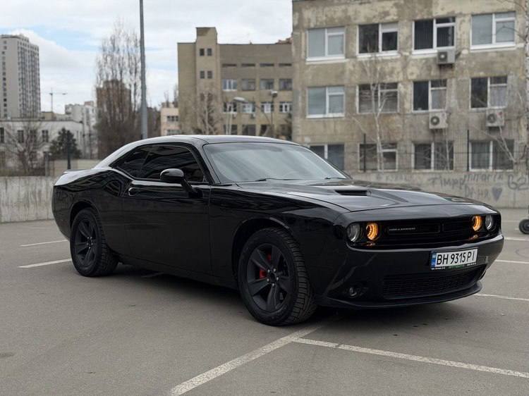 Dodge Challenger — фото 1