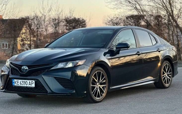 Toyota Camry — фото 1