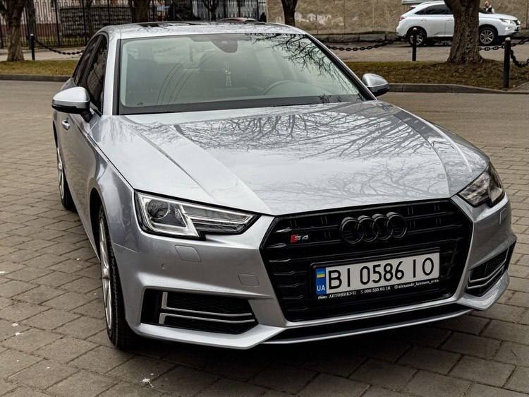 Audi A4 — фото 1