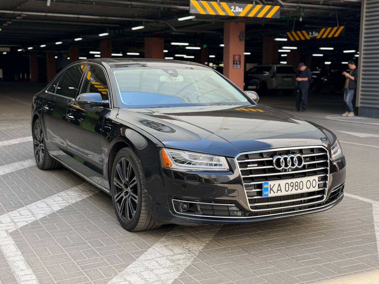 Audi A8 — фото 1
