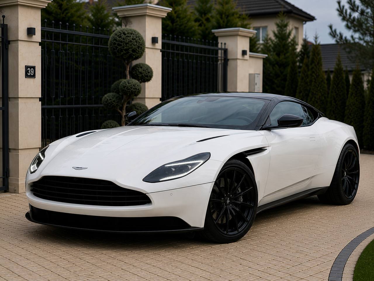 Aston Martin DB11 — фото 1