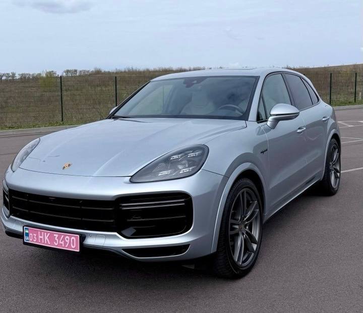 Porsche Cayenne — фото 1