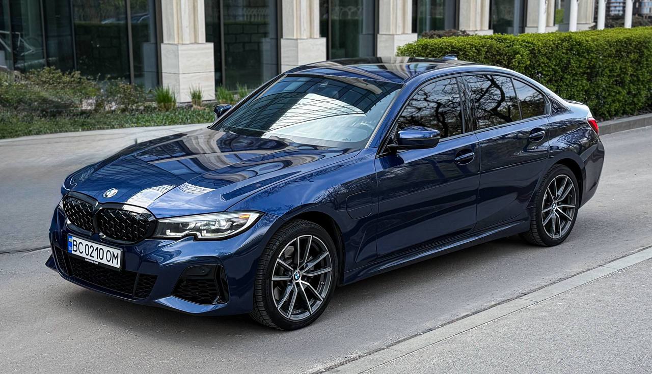 BMW 330e — фото 1