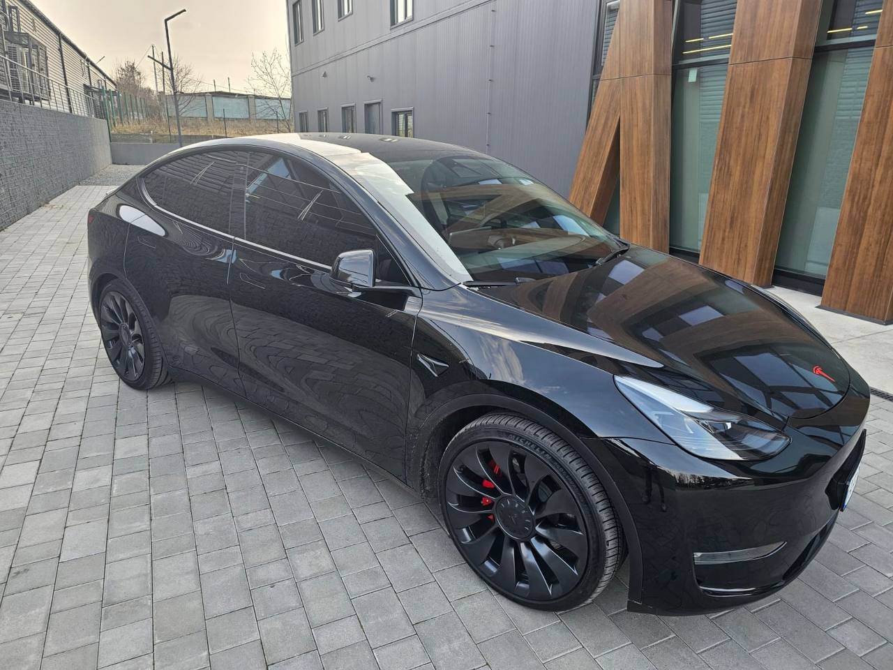 Tesla Model Y — фото 1