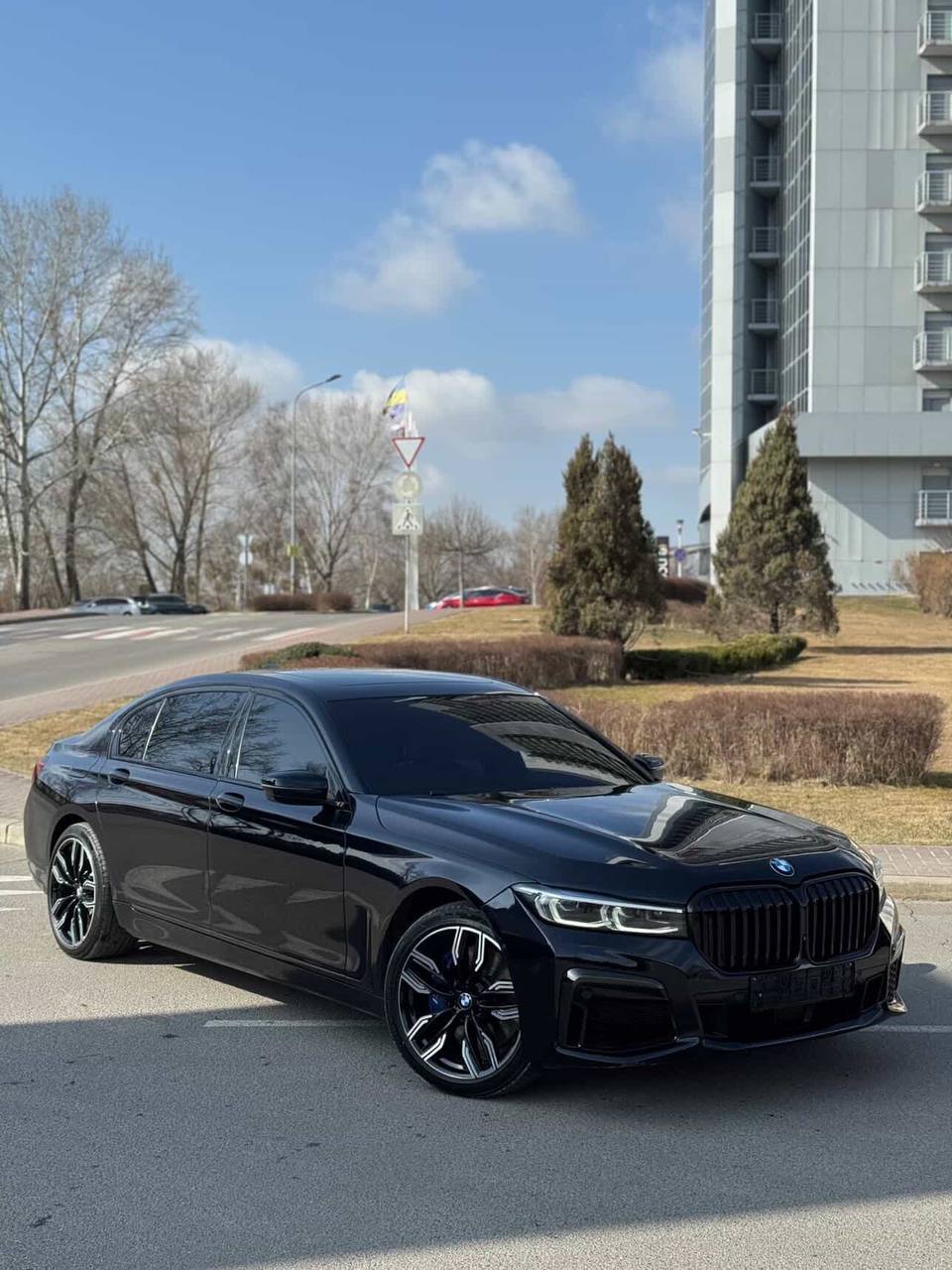 BMW 750i — фото 1