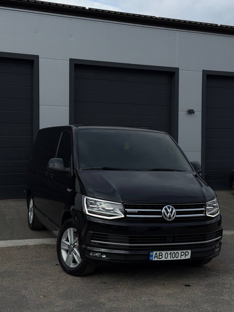 Volkswagen Multivan T6 — фото 1