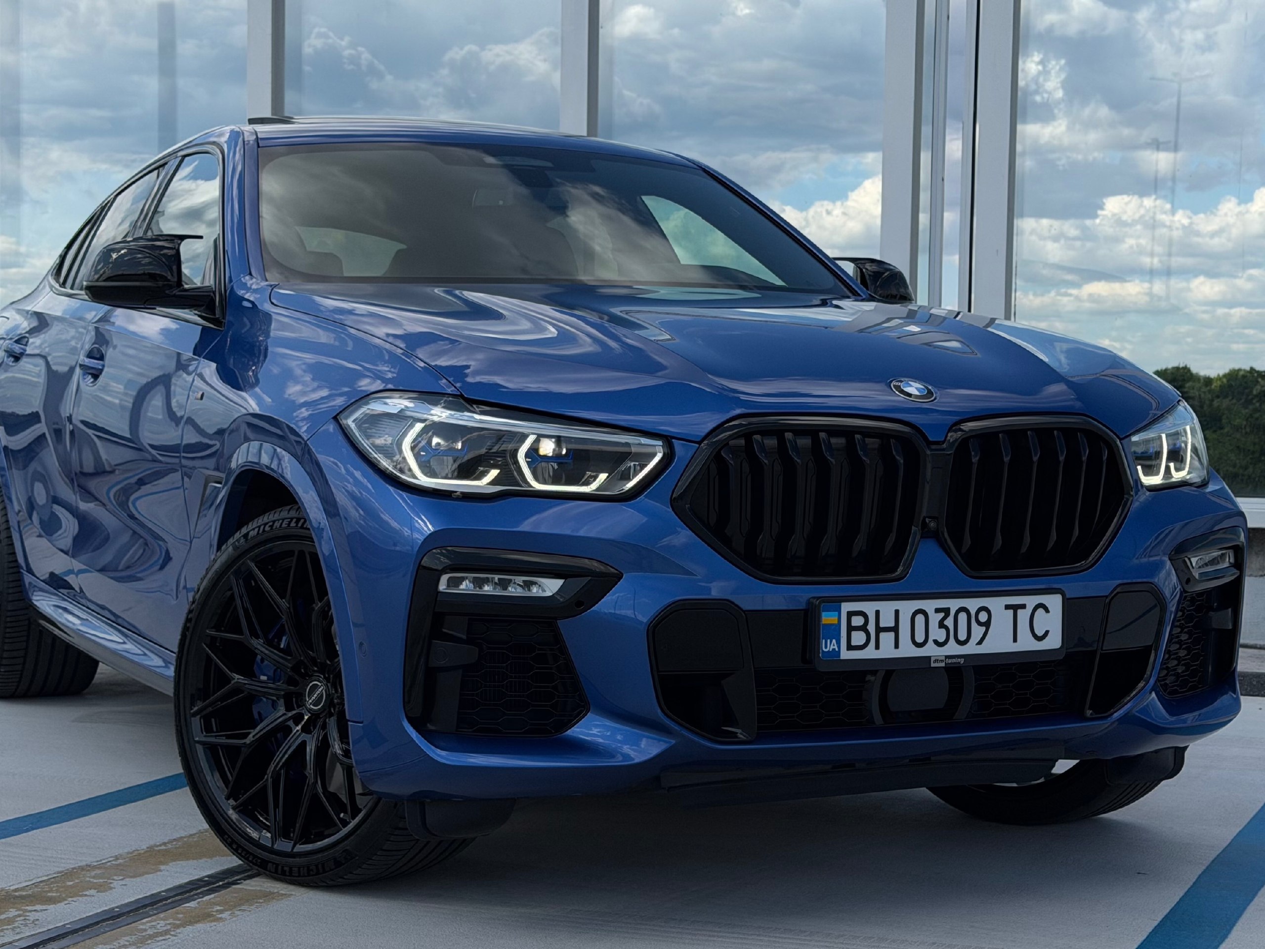 BMW X6 M50d — фото 1