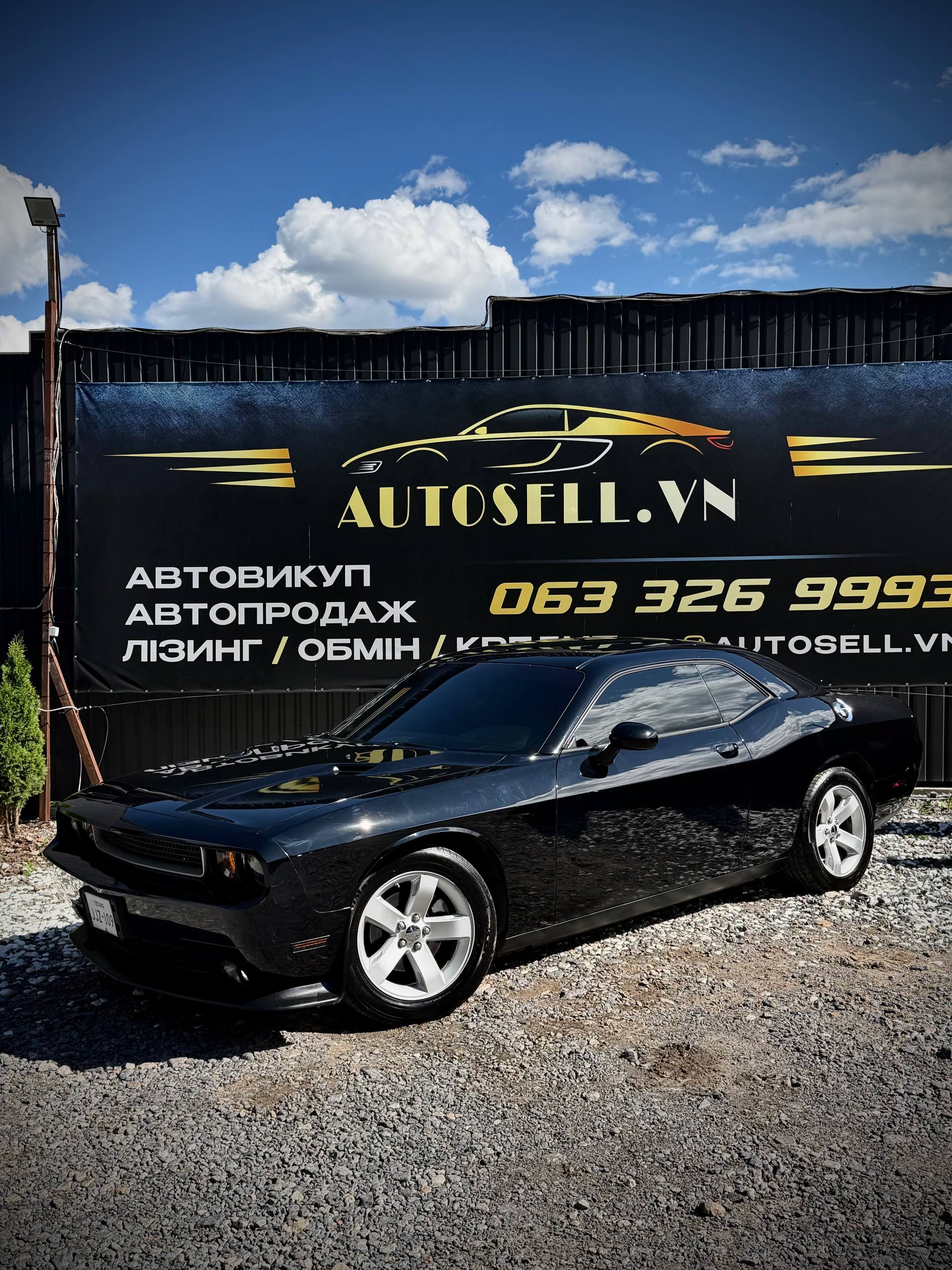 Dodge Challenger — фото 1