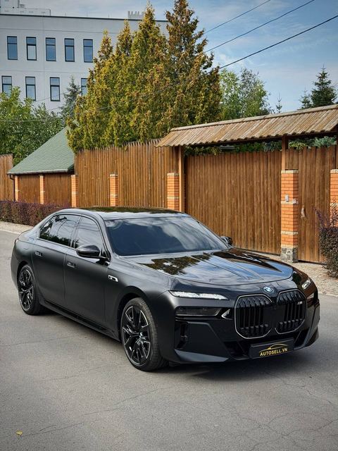 BMW M760i — фото 1