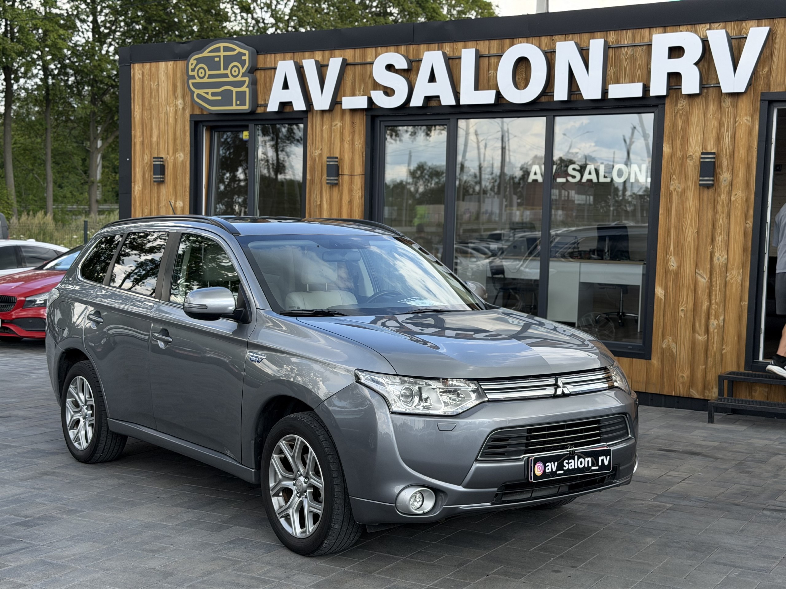 Mitsubishi Outlander — фото 1