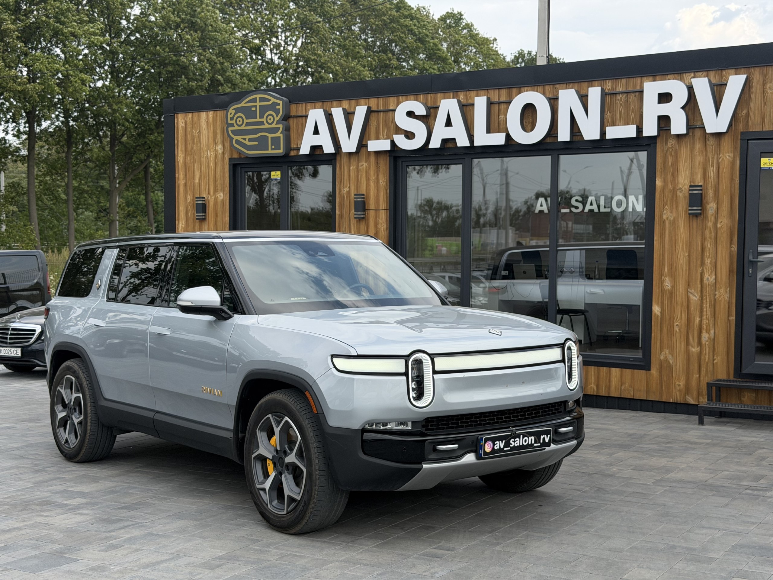 Rivian R1S — фото 1