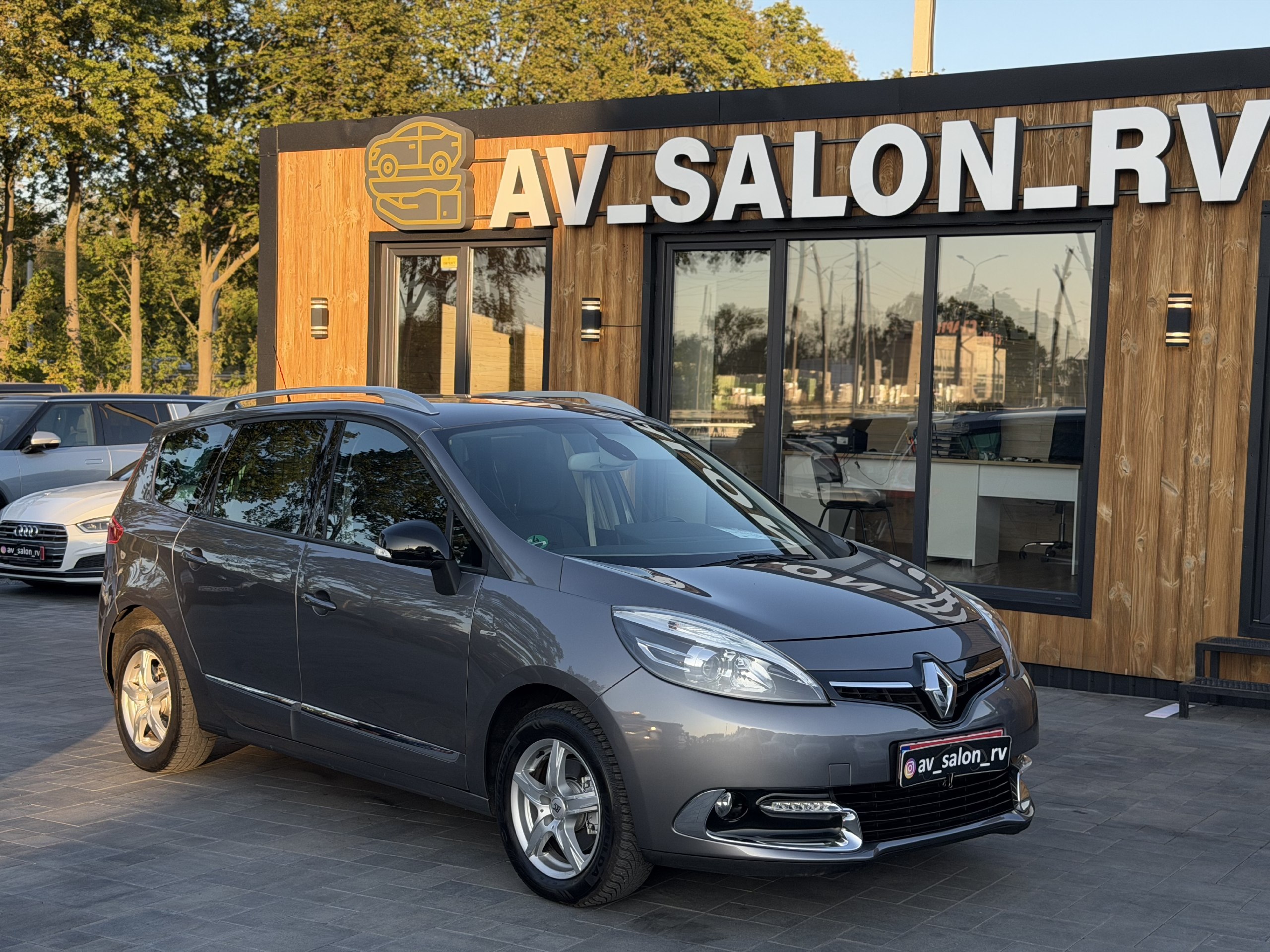 Renault Grand Scenic — фото 1