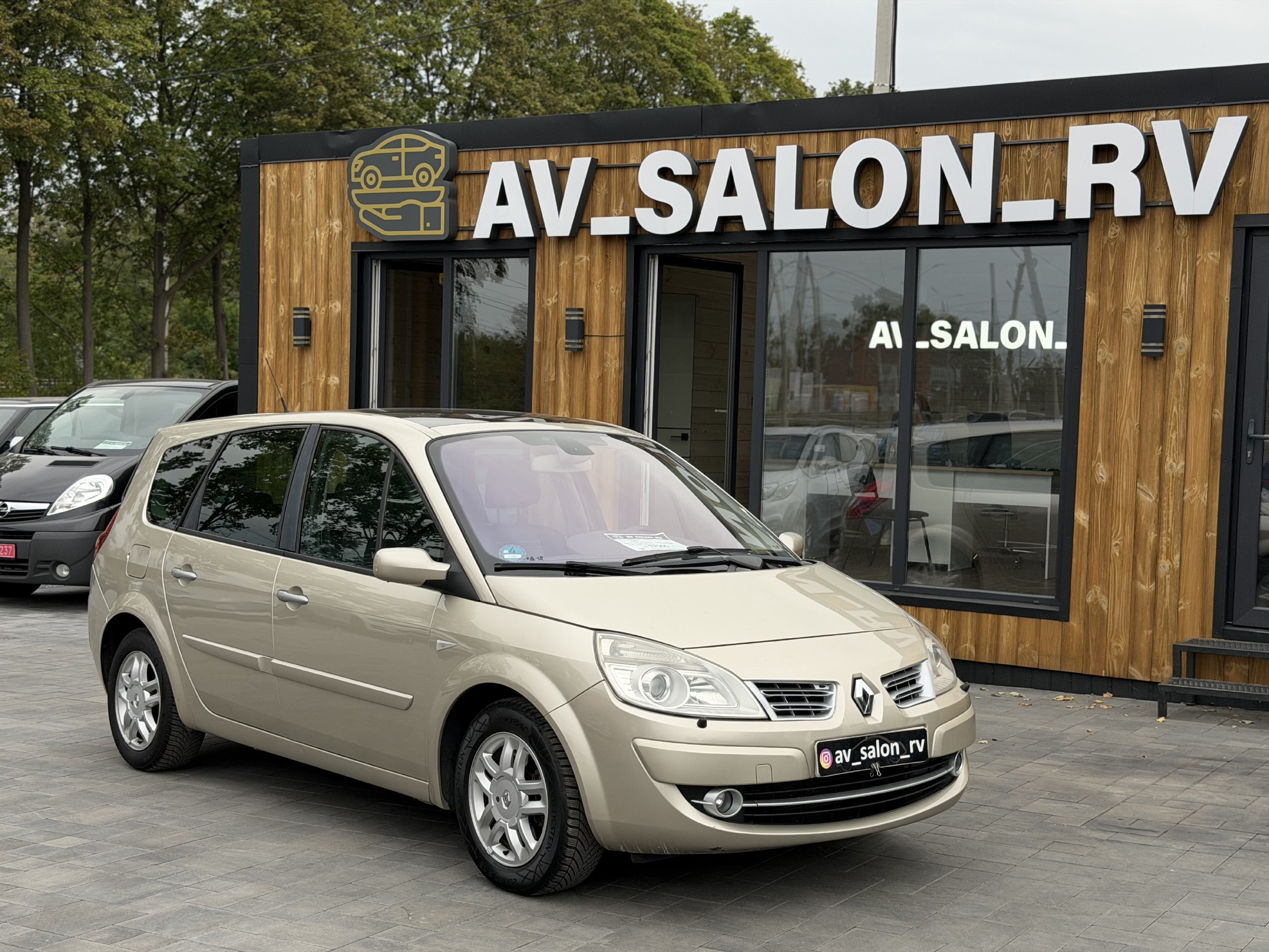 Renault Grand Scenic — фото 1