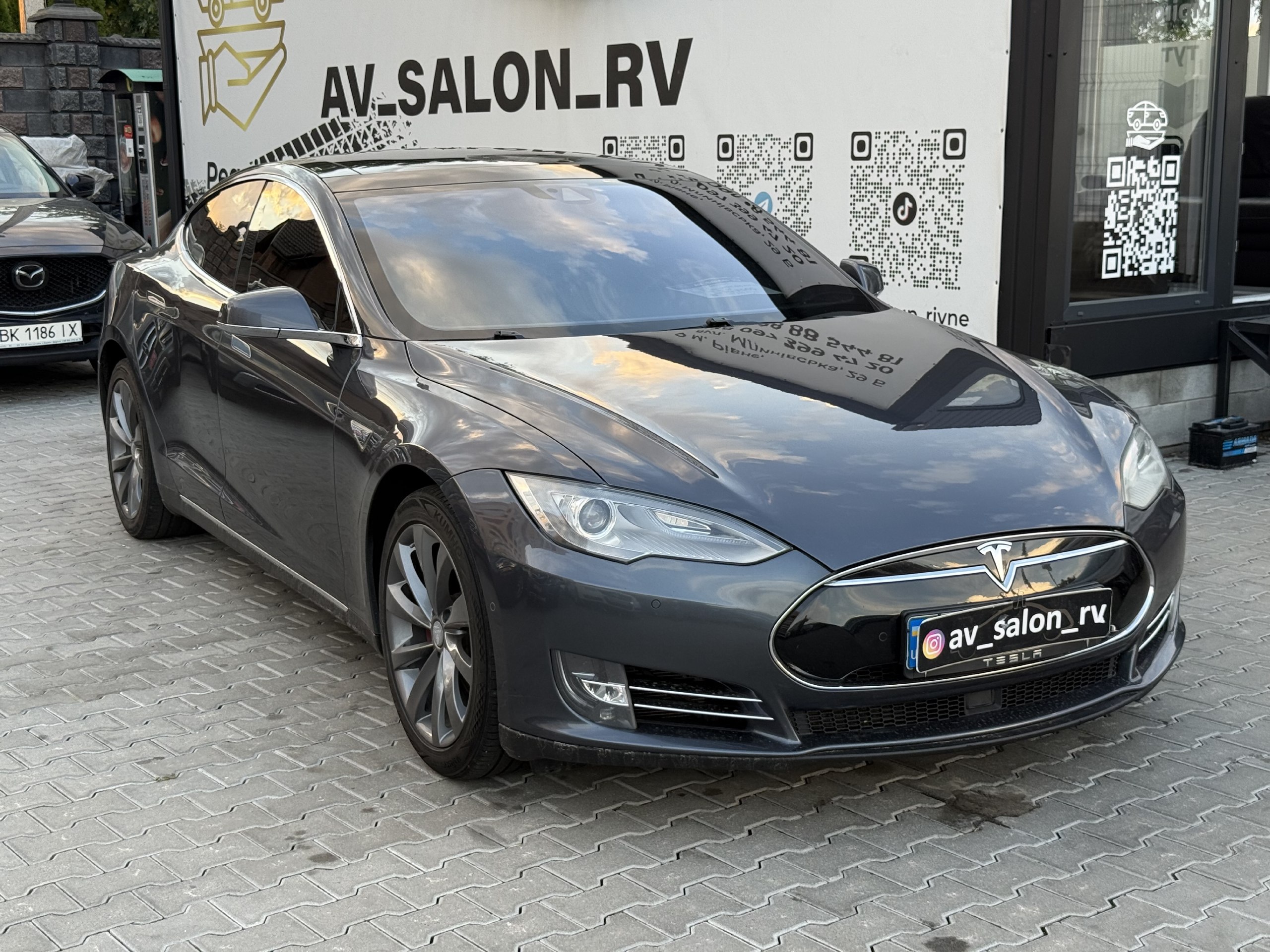 Tesla Model S — фото 1