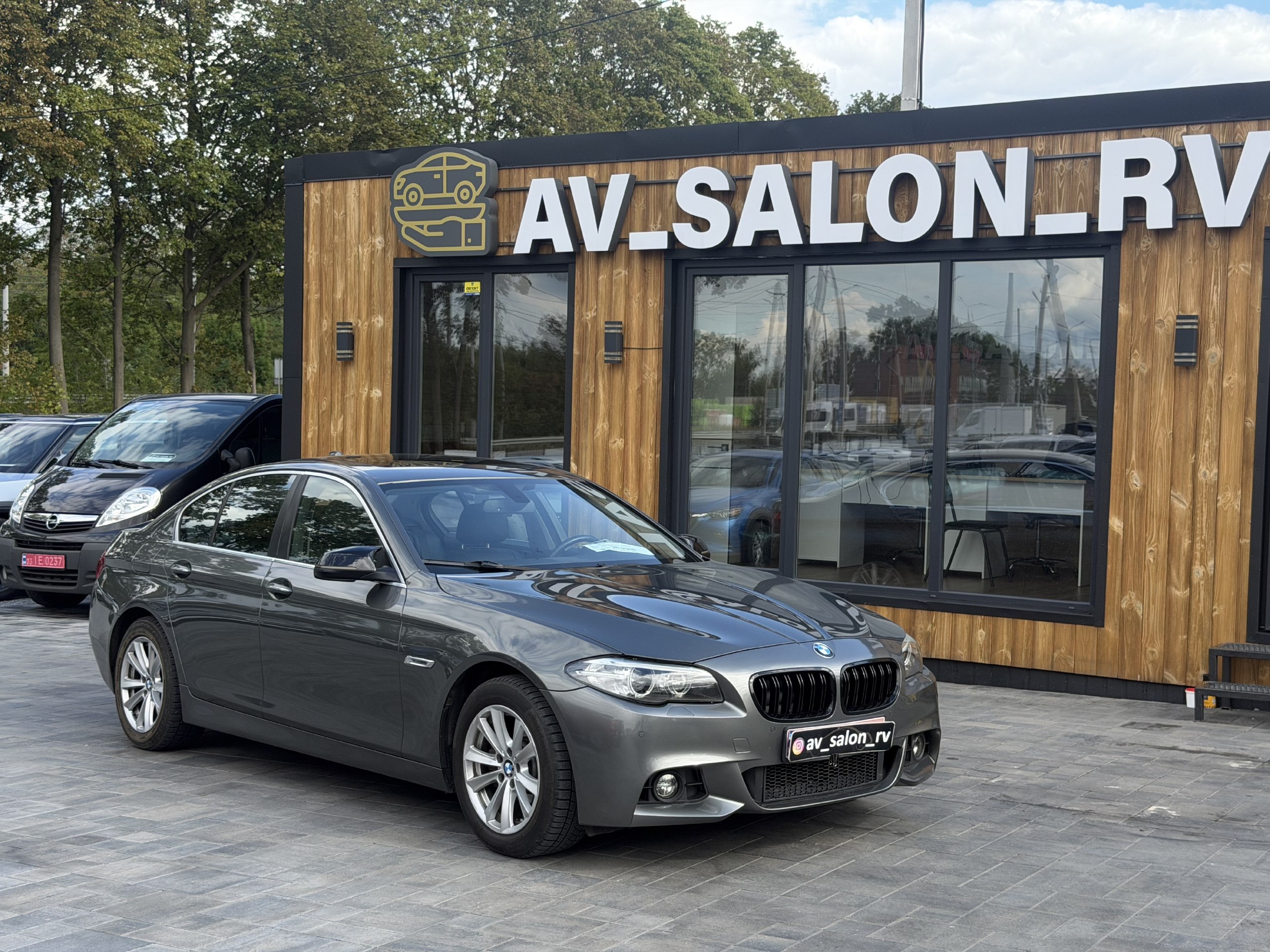BMW 5 Series — фото 1