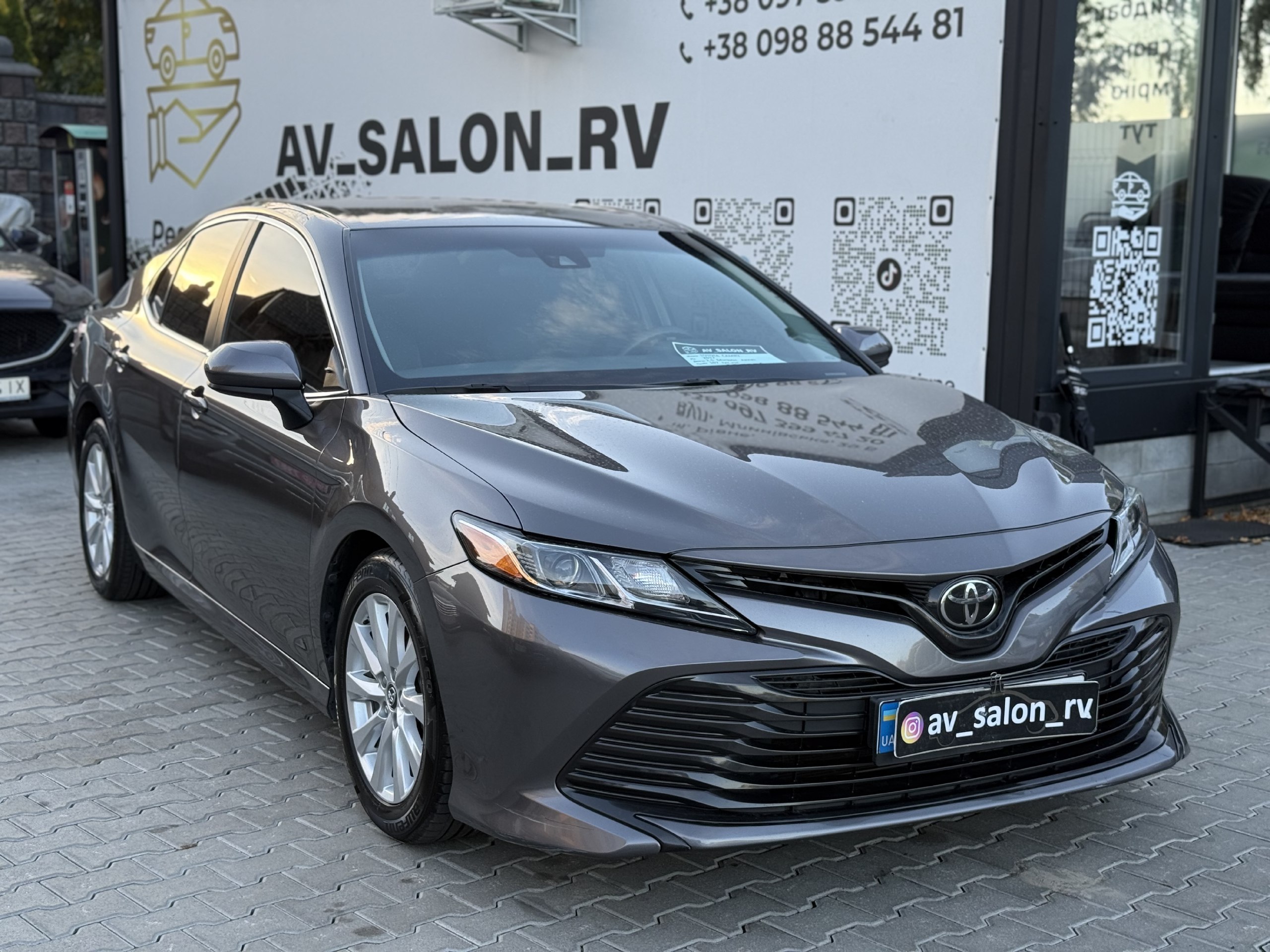 Toyota Camry — фото 1