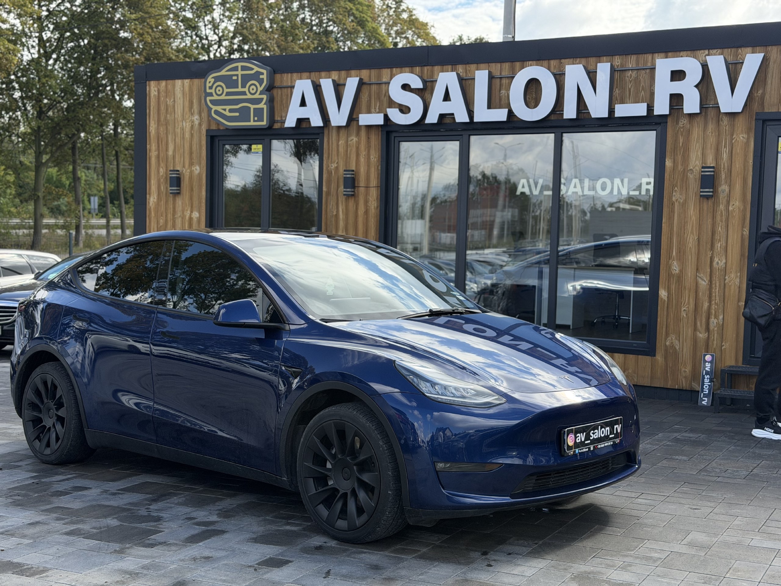 Tesla Model Y — фото 1