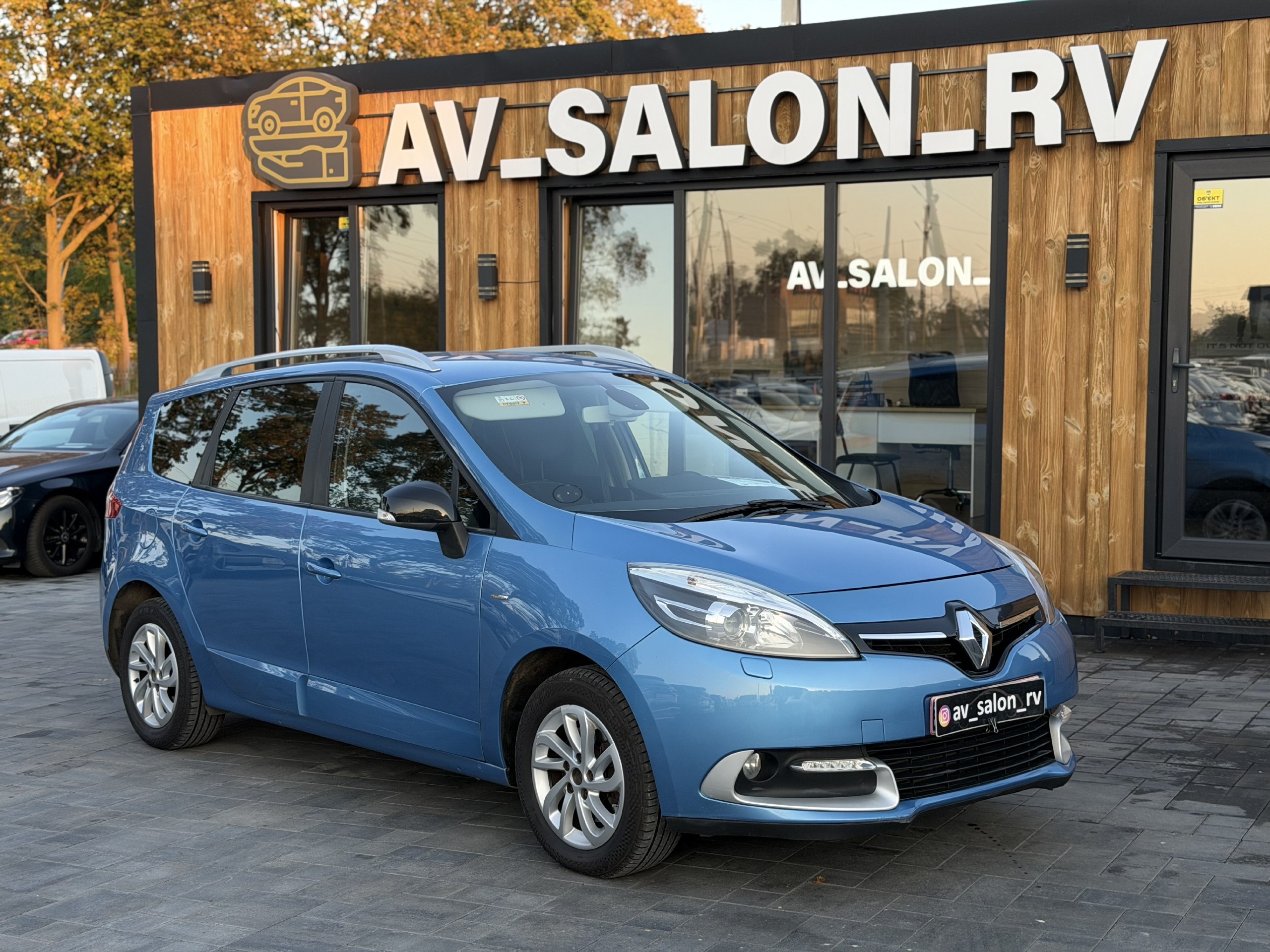 Renault Grand Scenic — фото 1
