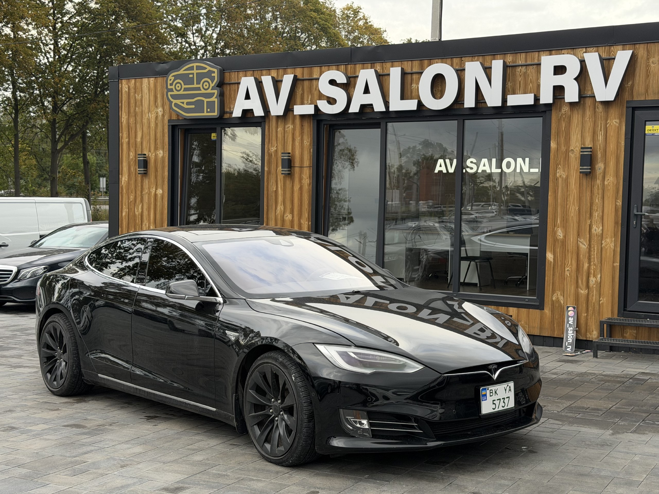 Tesla Model S — фото 1