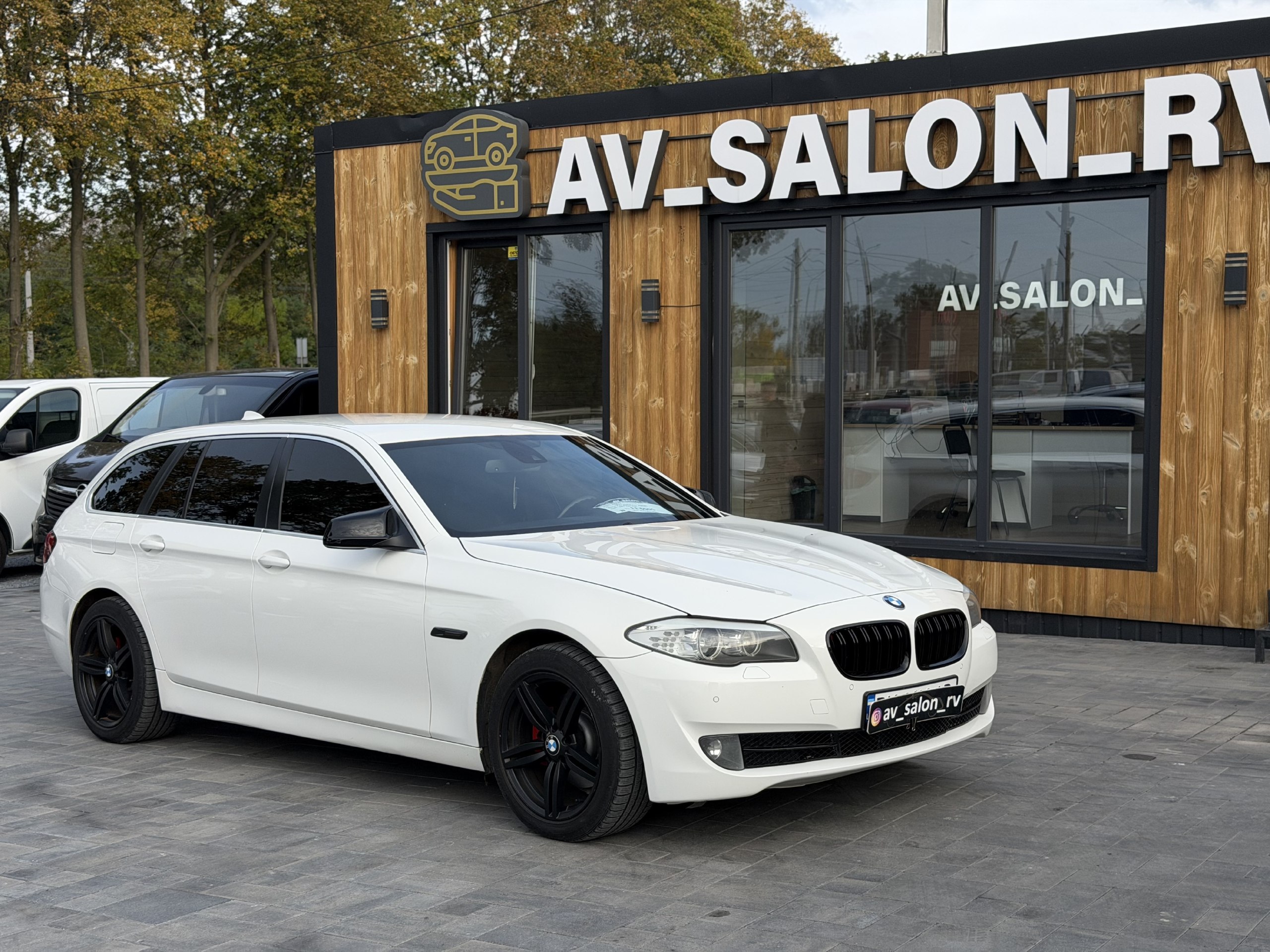 BMW 5 Series — фото 1