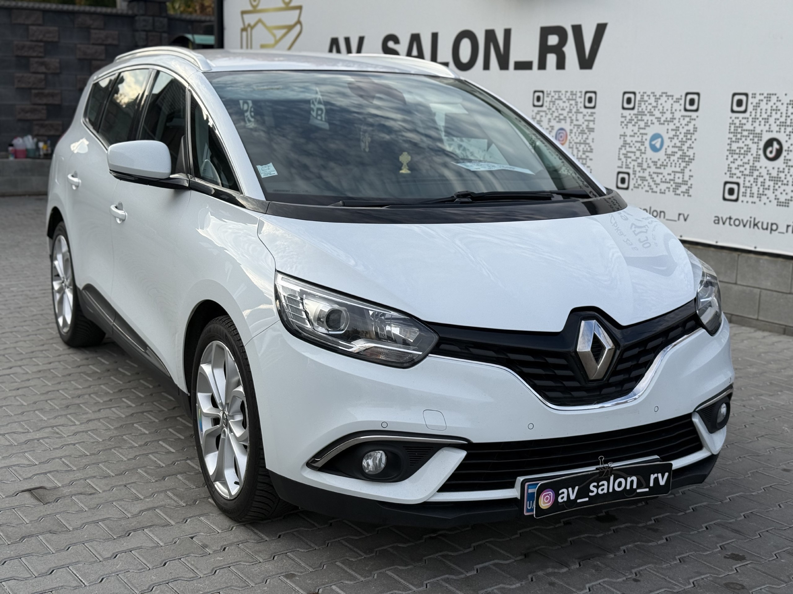 Renault Grand Scenic — фото 1