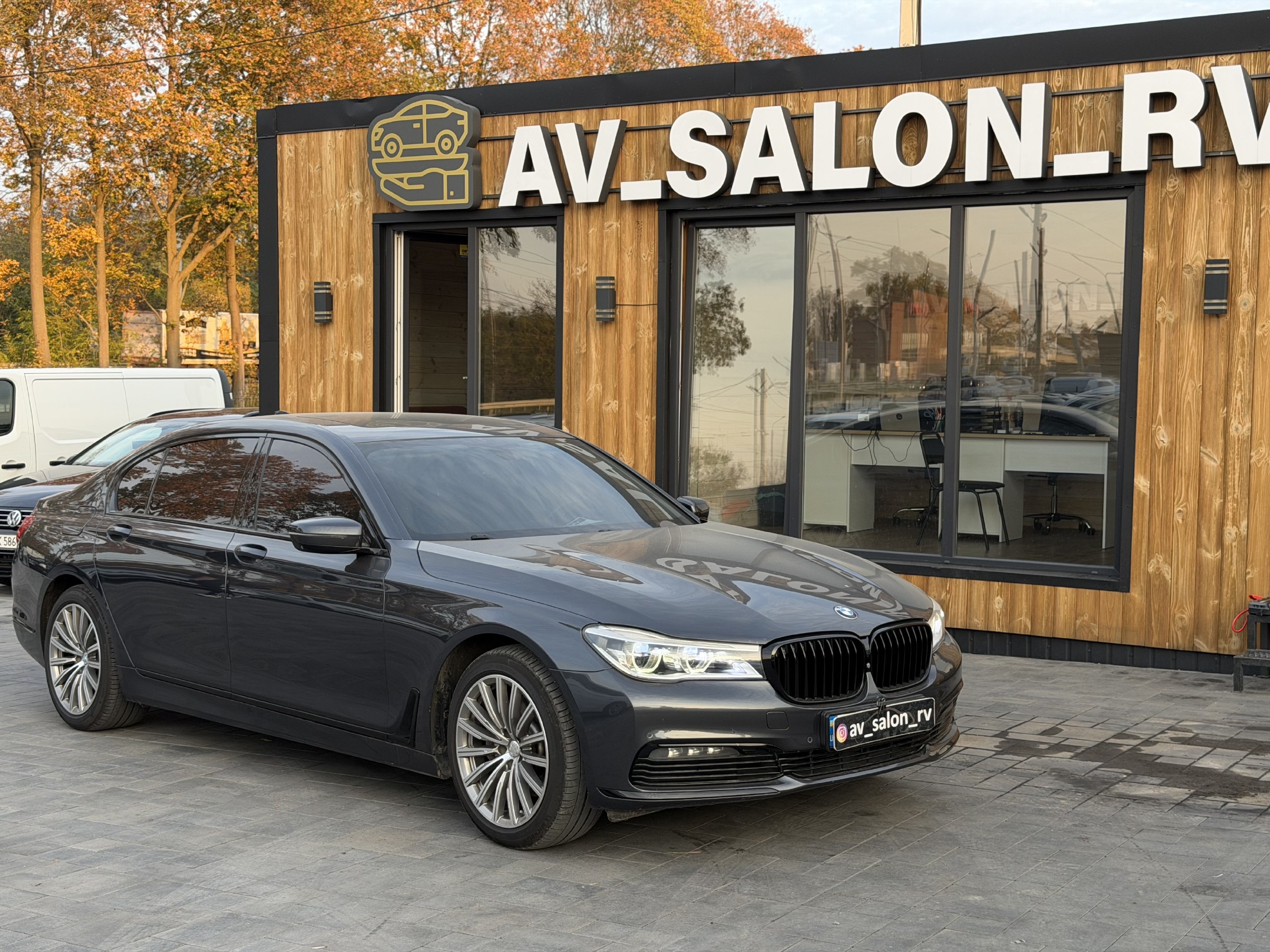 BMW 7 Series — фото 1