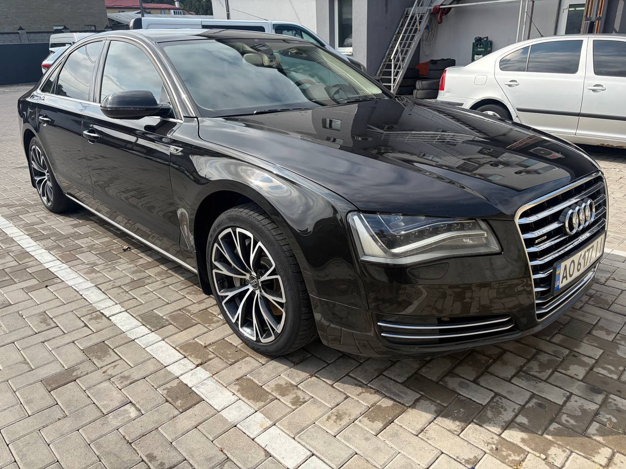 Audi A8 — фото 1