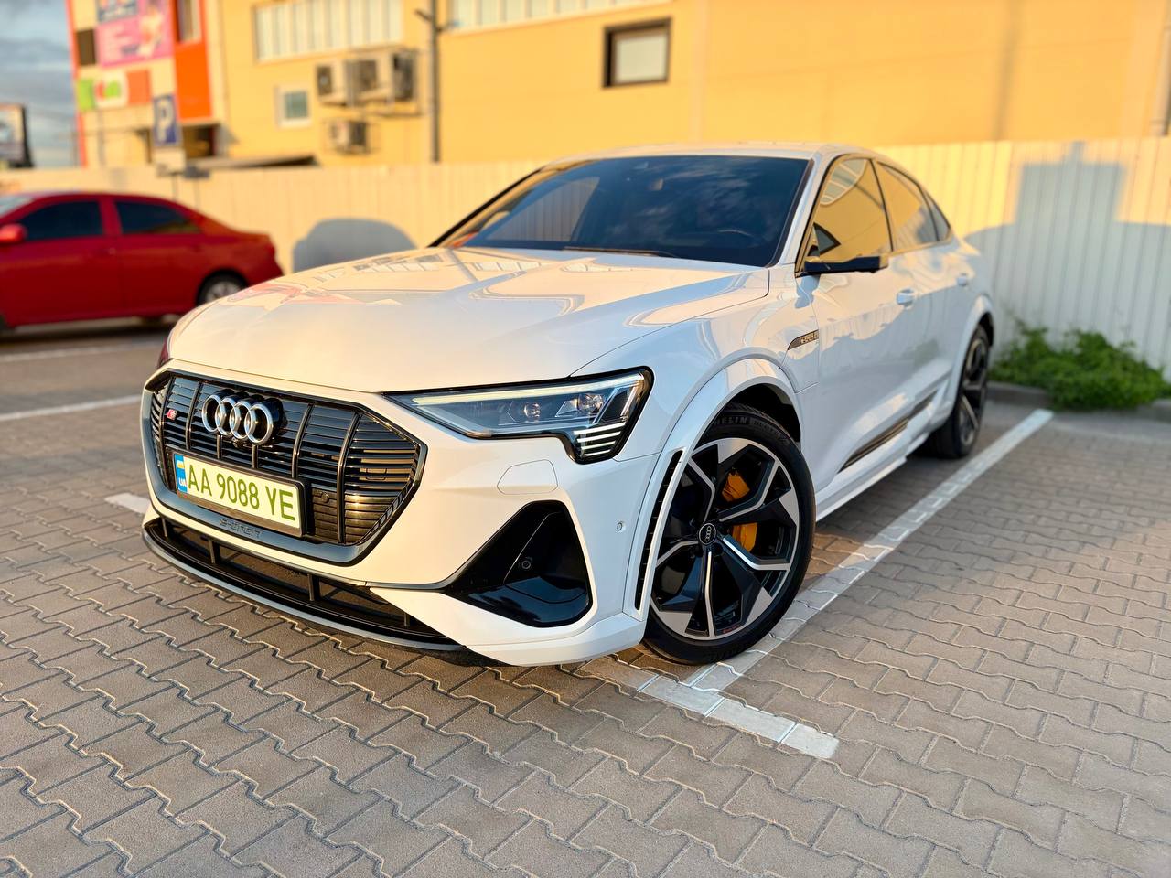 Audi E-tron S Sportback — фото 1