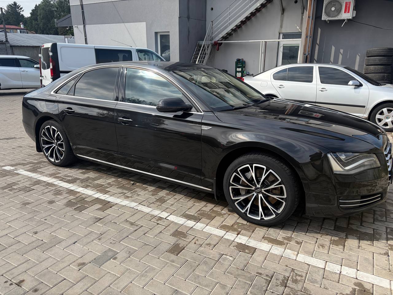 Audi A8 — фото 1