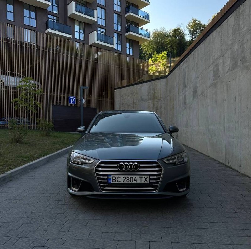 Audi A4 — фото 1
