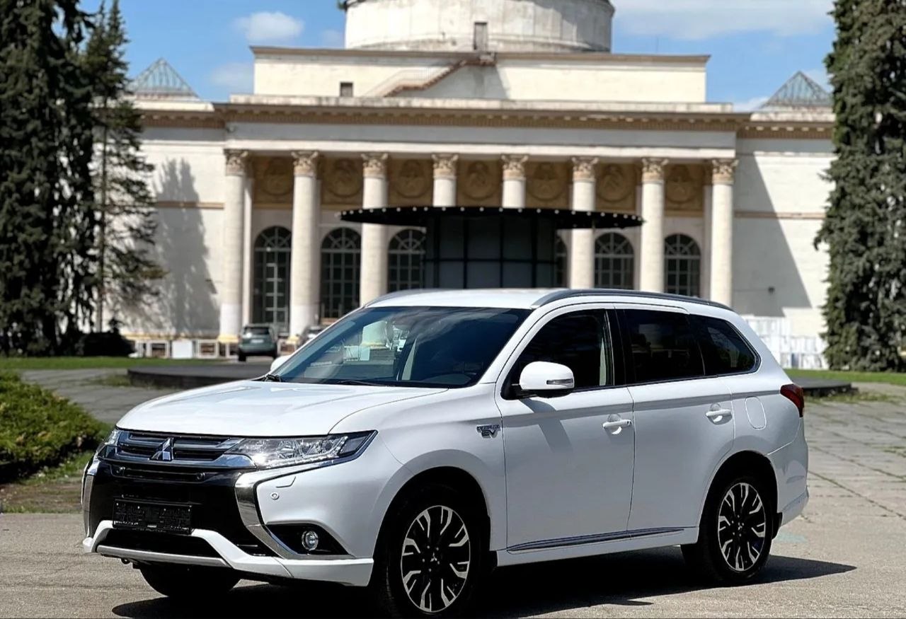 Mitsubishi Outlander Plug-in — фото 1
