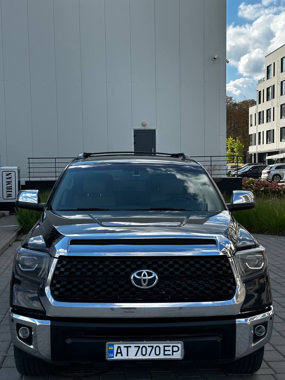 Toyota Sequoia — фото 1