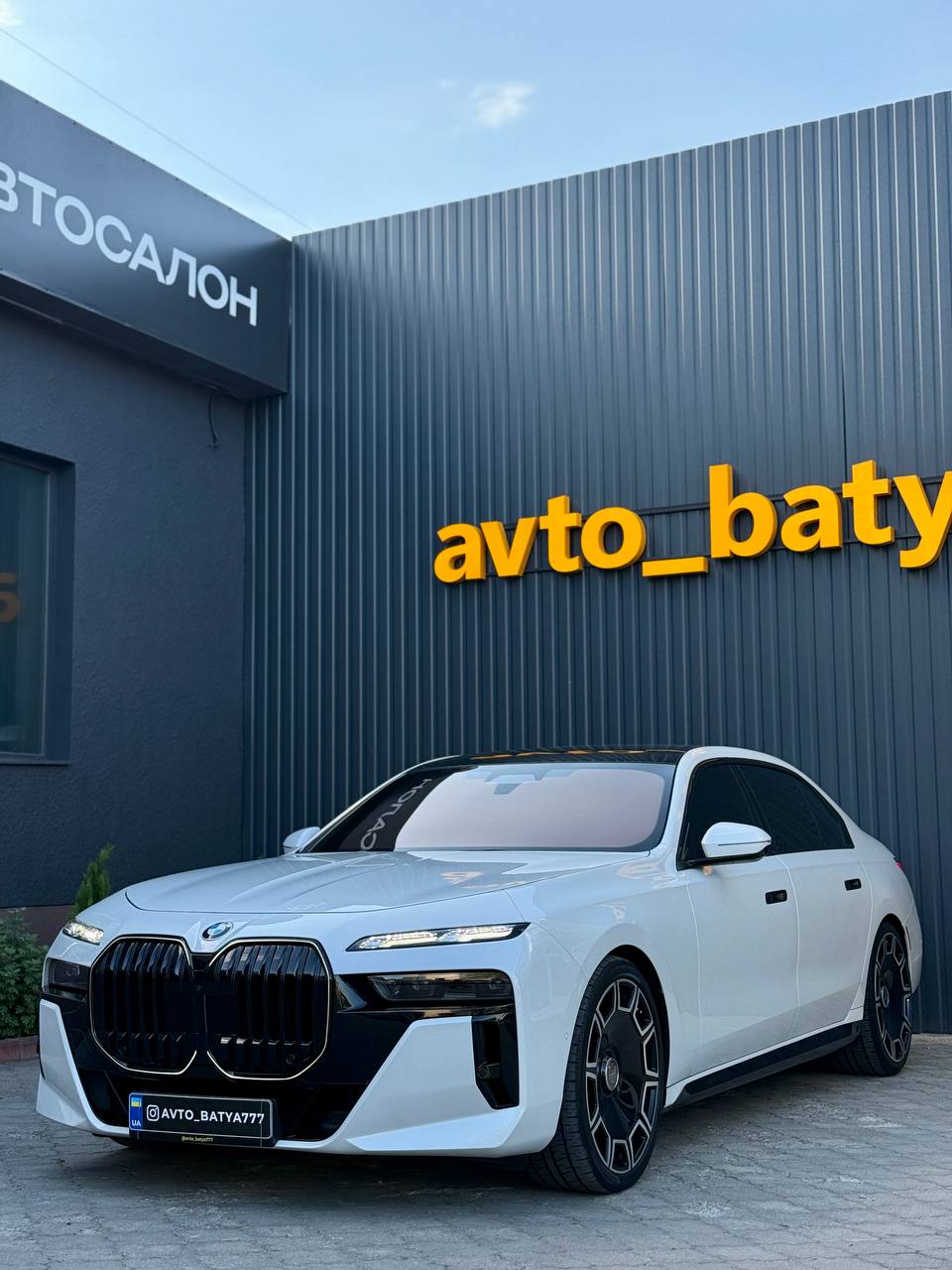 BMW 760i — фото 1