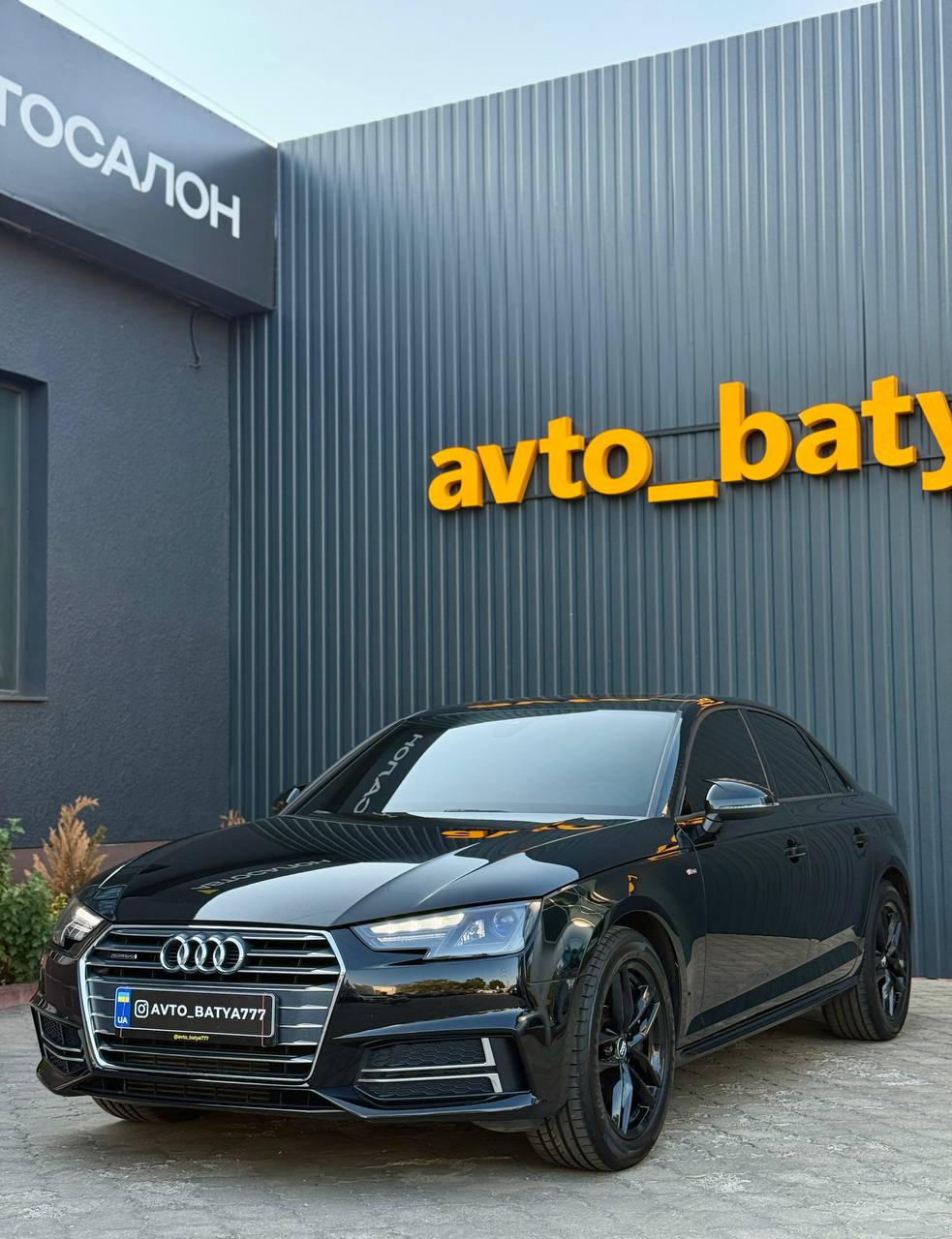 Audi A4 — фото 1