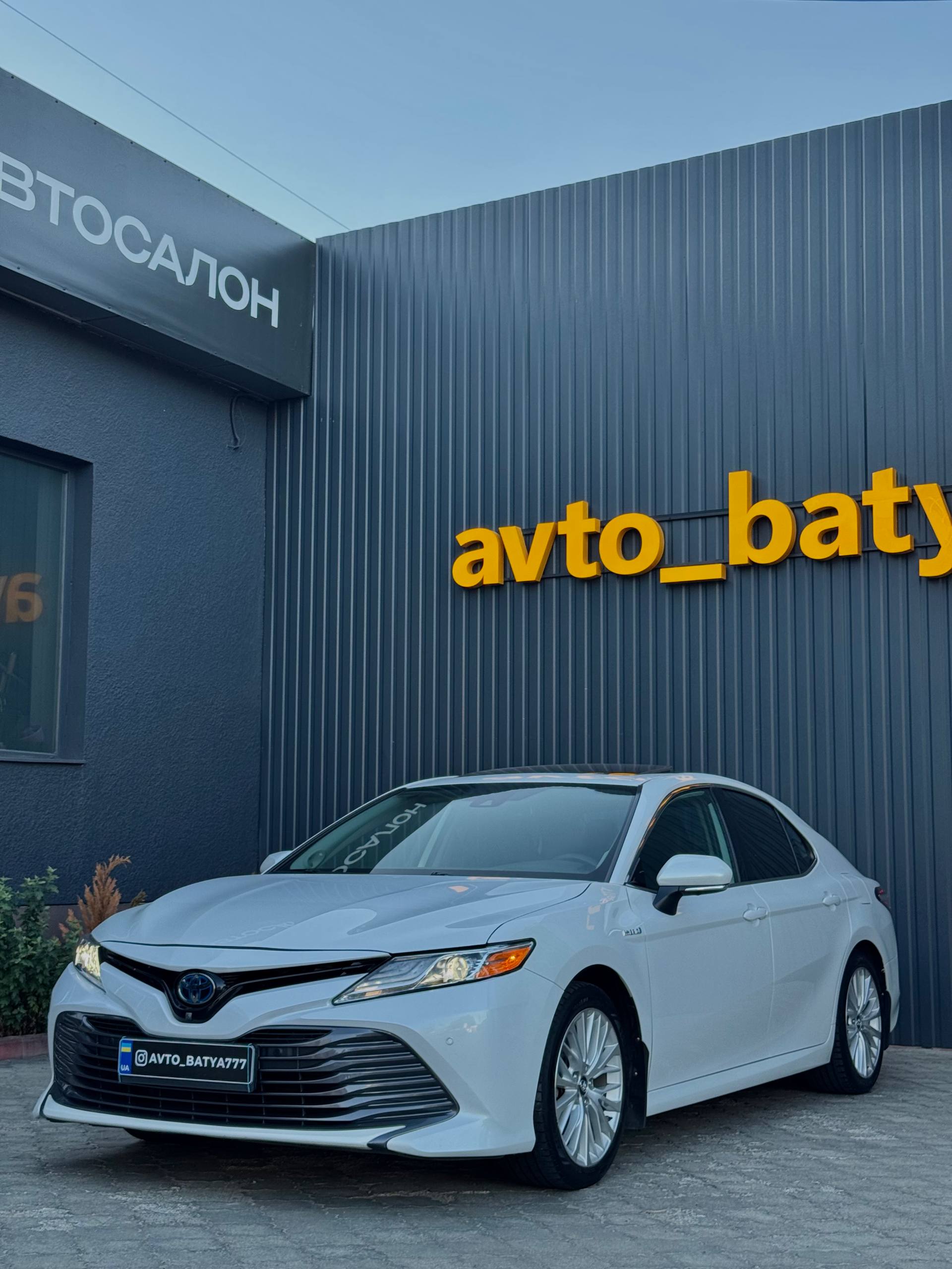 Toyota Camry — фото 1