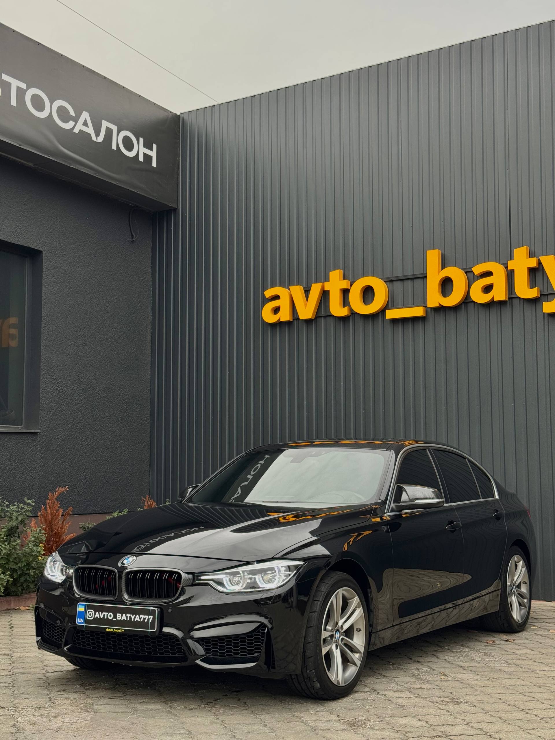 BMW 330i — фото 1