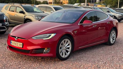 Tesla Model S — фото 1