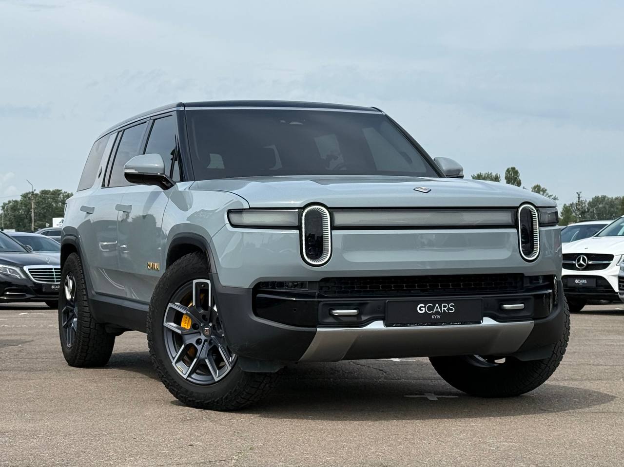 Rivian R1S — фото 1