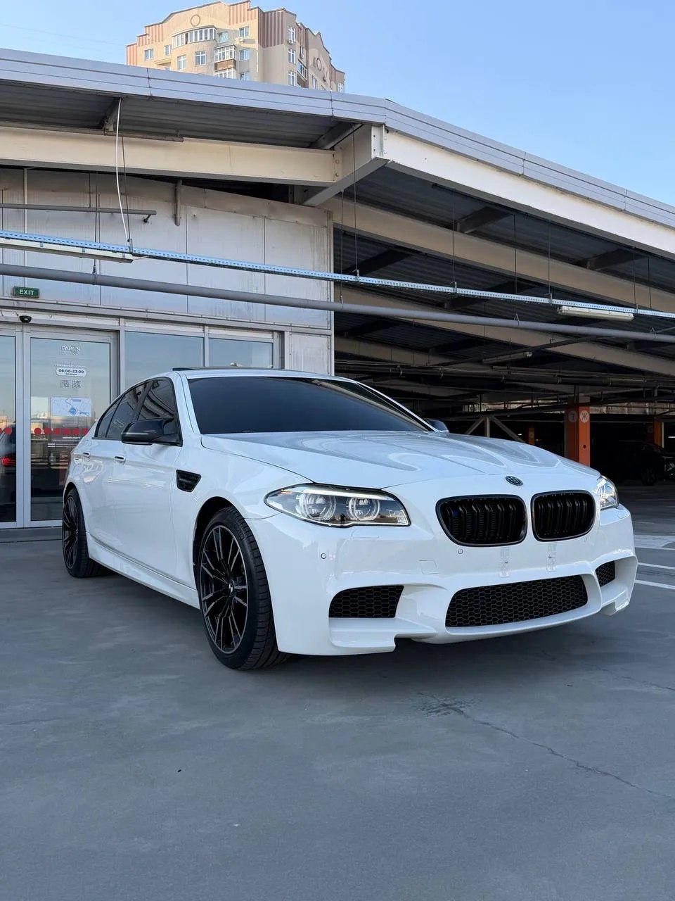 BMW 528i — фото 1