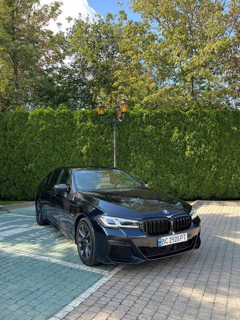 BMW 530e — фото 1