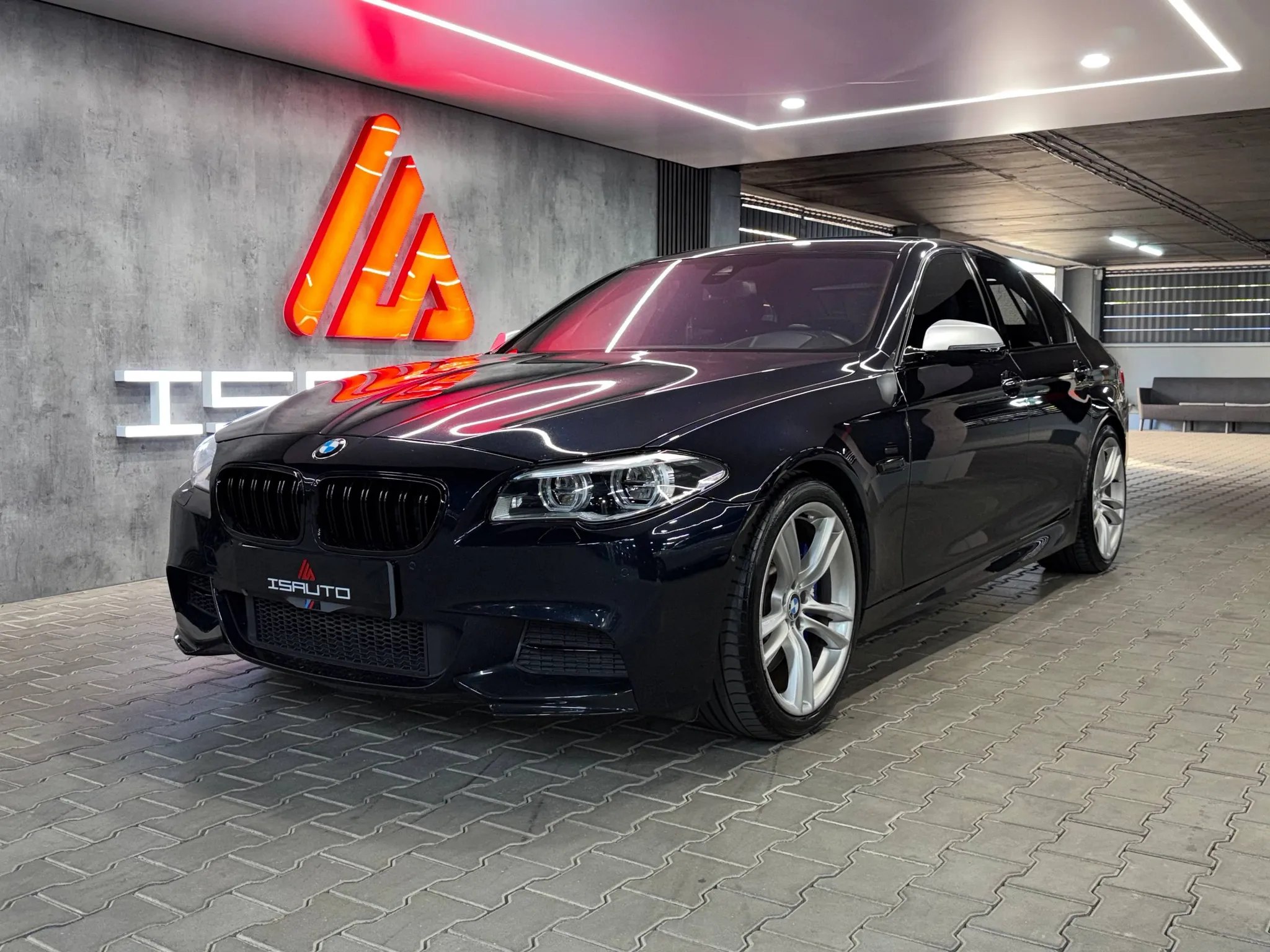BMW 5Series M550d — фото 1