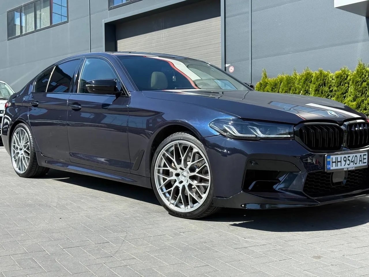 BMW 540i — фото 1